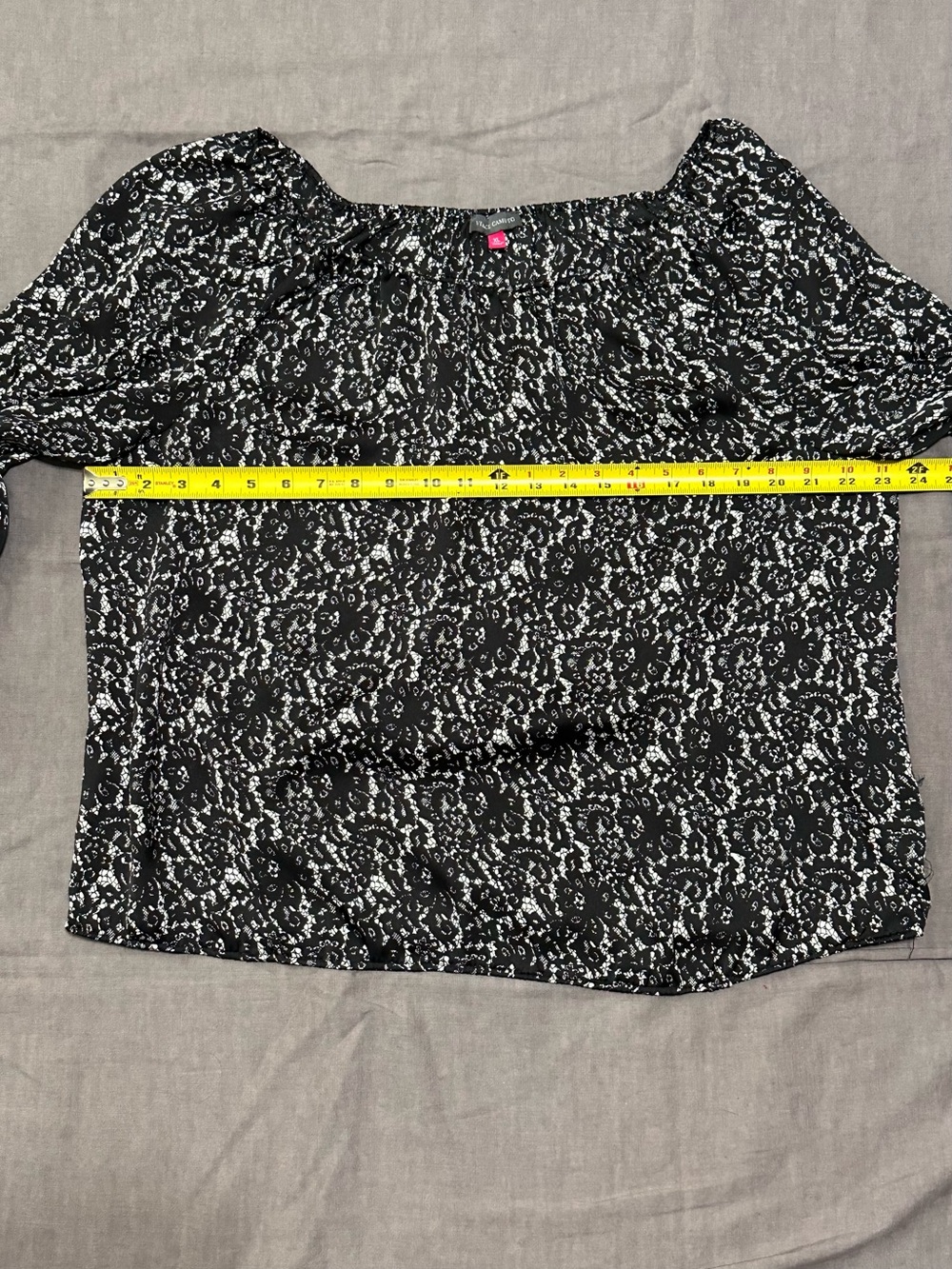 Vince Camuto Black & White Printed Peasant Blouse - Picture 4 of 6